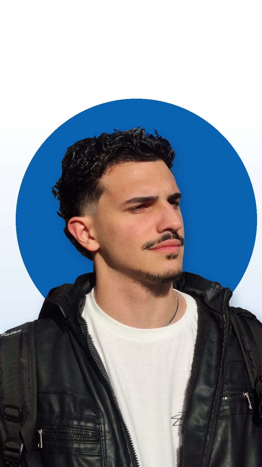 Leonardo Senerine em preto e branco